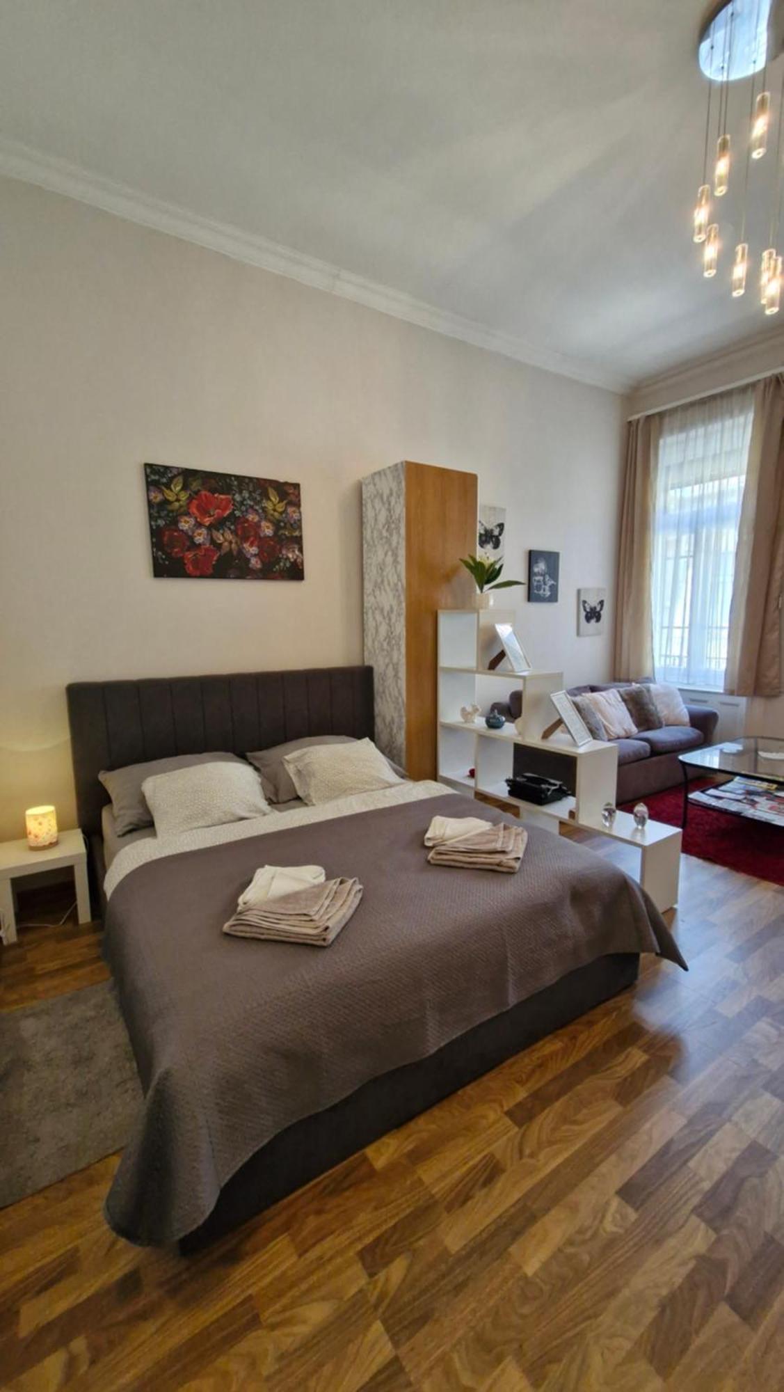 Center Royalty Apartment Budapest Eksteriør billede