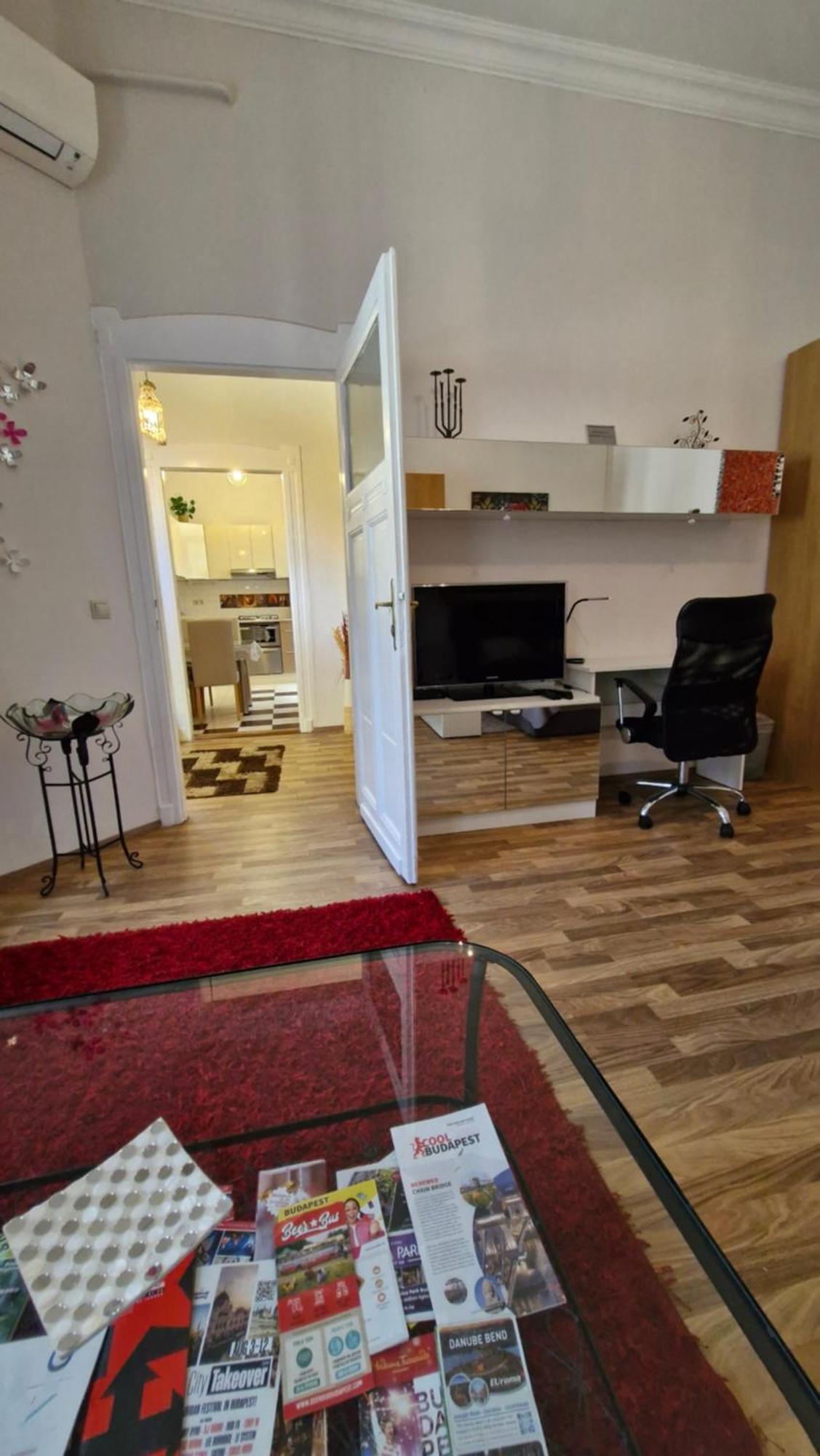 Center Royalty Apartment Budapest Eksteriør billede